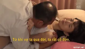 Người đàn ông mạnh mẽ làm cho người phụ nữ trẻ cảm thấy thoải mái