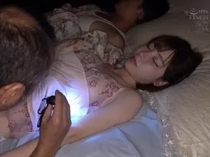 Vừa nện trai vừa nghe điện thoại của chồng