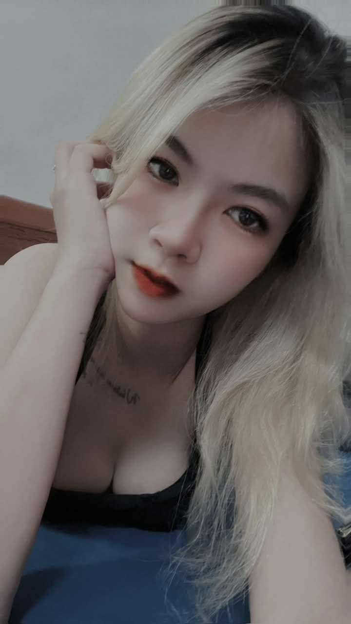 Nữ sinh gian lận năm 2003 đã mặc tất, ăn của quý và thổi kèn bằng khuyên lưỡi một cách dâm đãng! Cô giáo mẫu giáo JK